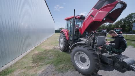 mecánico de agricultores que repara tractores. capó abierto de tractores, motor. reparación de tecnología agrícola