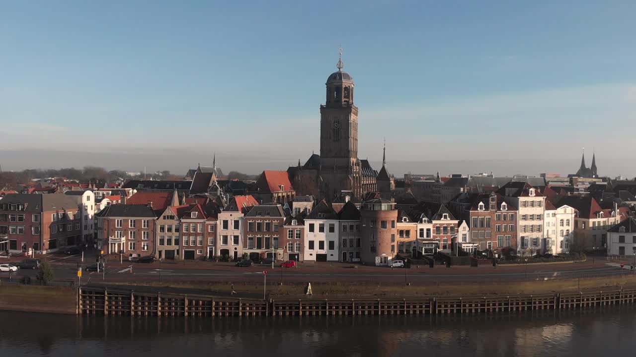 네덜란드 한자 중세 도시 데벤테르(deventer)의 문화 유산 외관 외관을 드러내는 가로수길과 페리보트의 교통량을 보여주는 도시 공중 역방향 움직임