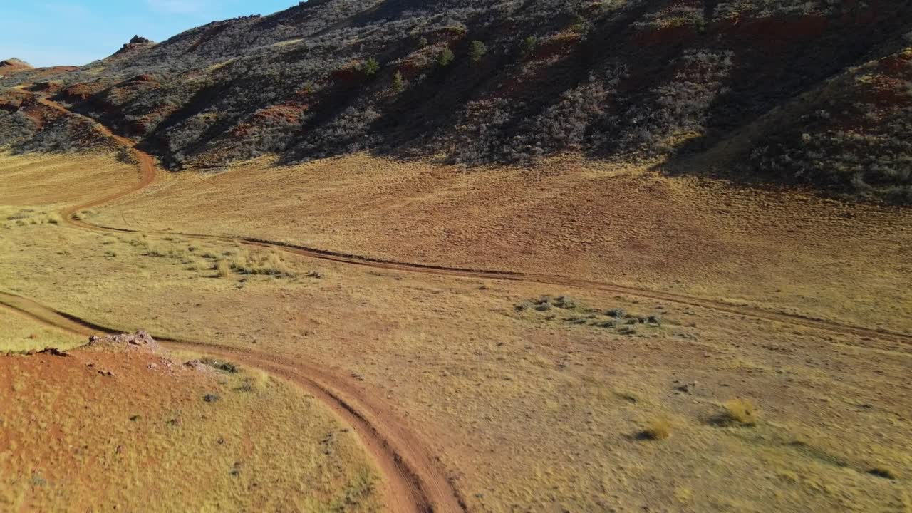 붉고 건조한 공간에서 4x4 트레일에서 운전하는 밴