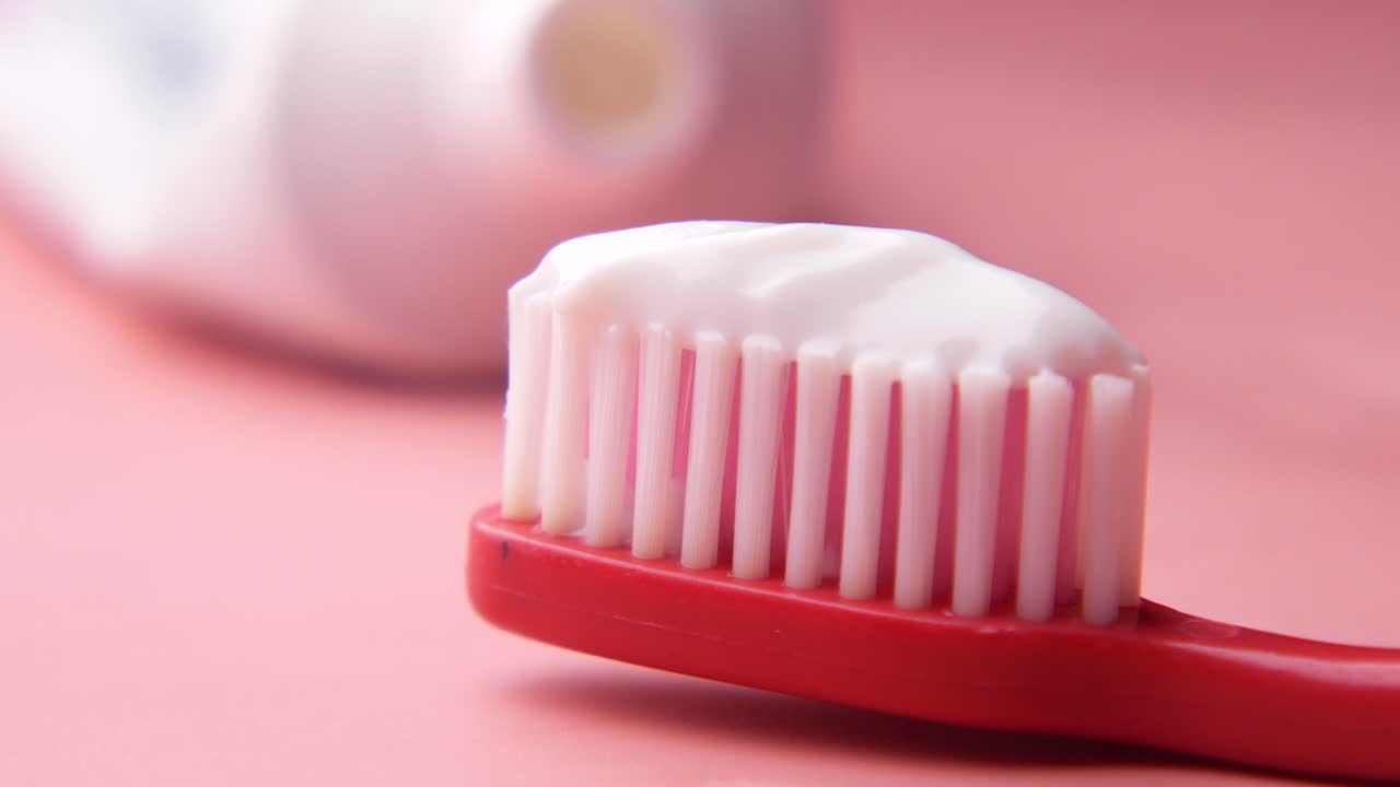 Cepillo de dientes y pasta de dientes