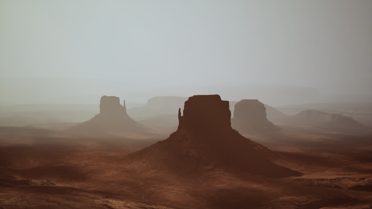 monument valley tribal park nella nebbia