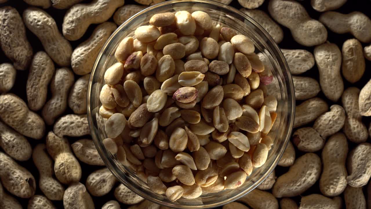 그에 생 땅콩을 넣어요.