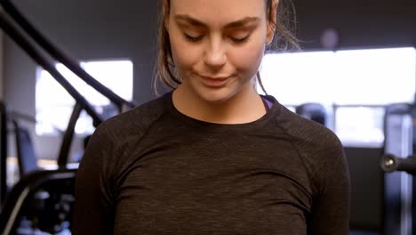 mujer caminando en el estudio de fitness 4k