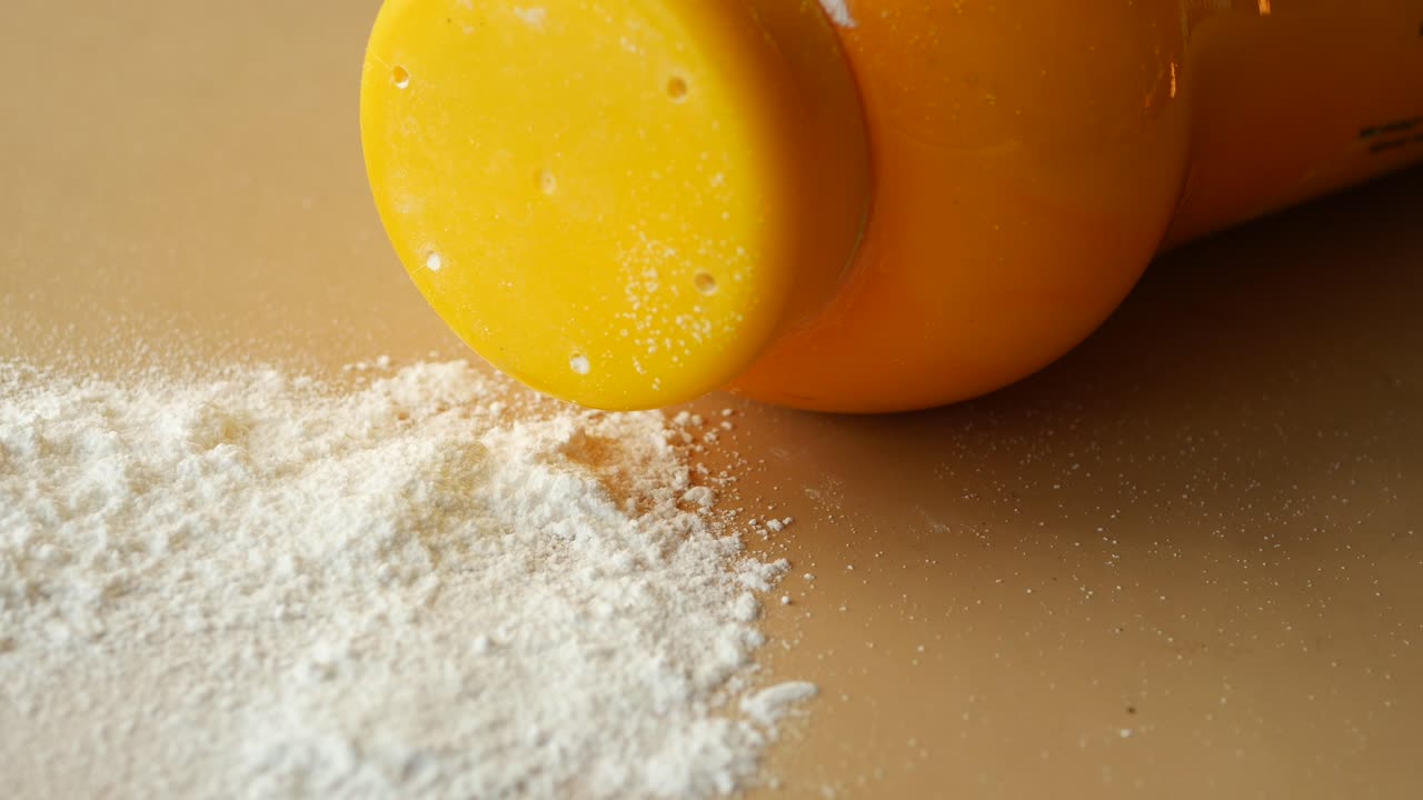 vista de arriba del polvo para bebés sobre un fondo blanco