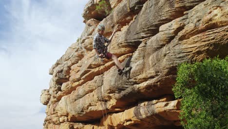 montañero bajando en rappel desde la montaña 4k