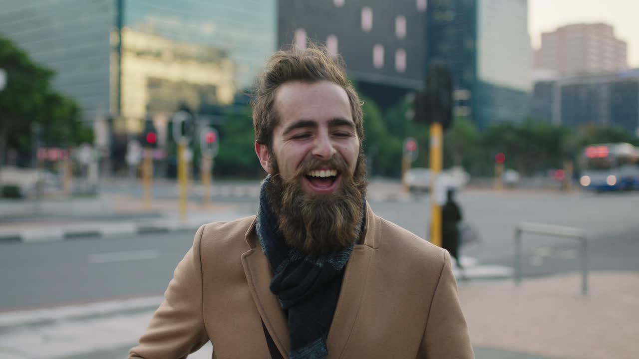 ritratto di un giovane hipster carino che ride allegro eccitato ballando per la strada della città urbana vincente