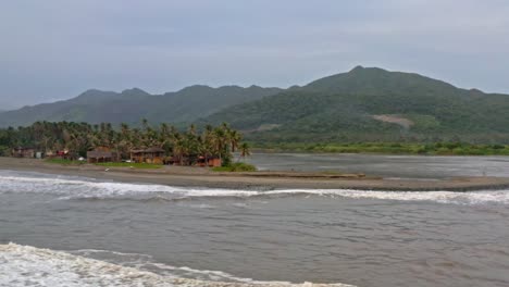 Costa-Pacífica-Mexicana-Remota,-Olas-Rompiendo-Contra-La-Playa-Tropical,-Vista-Aérea