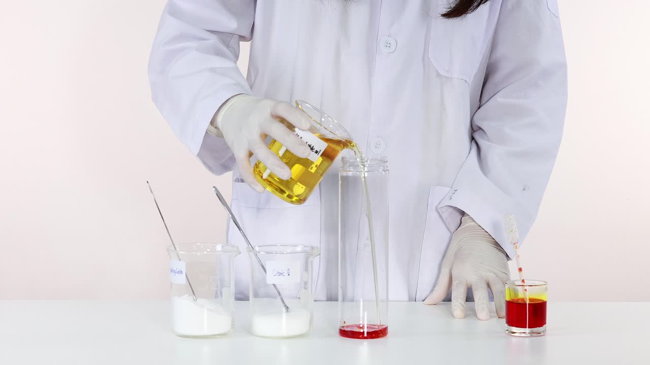 creando una lámpara de lava con líquidos y reacciones