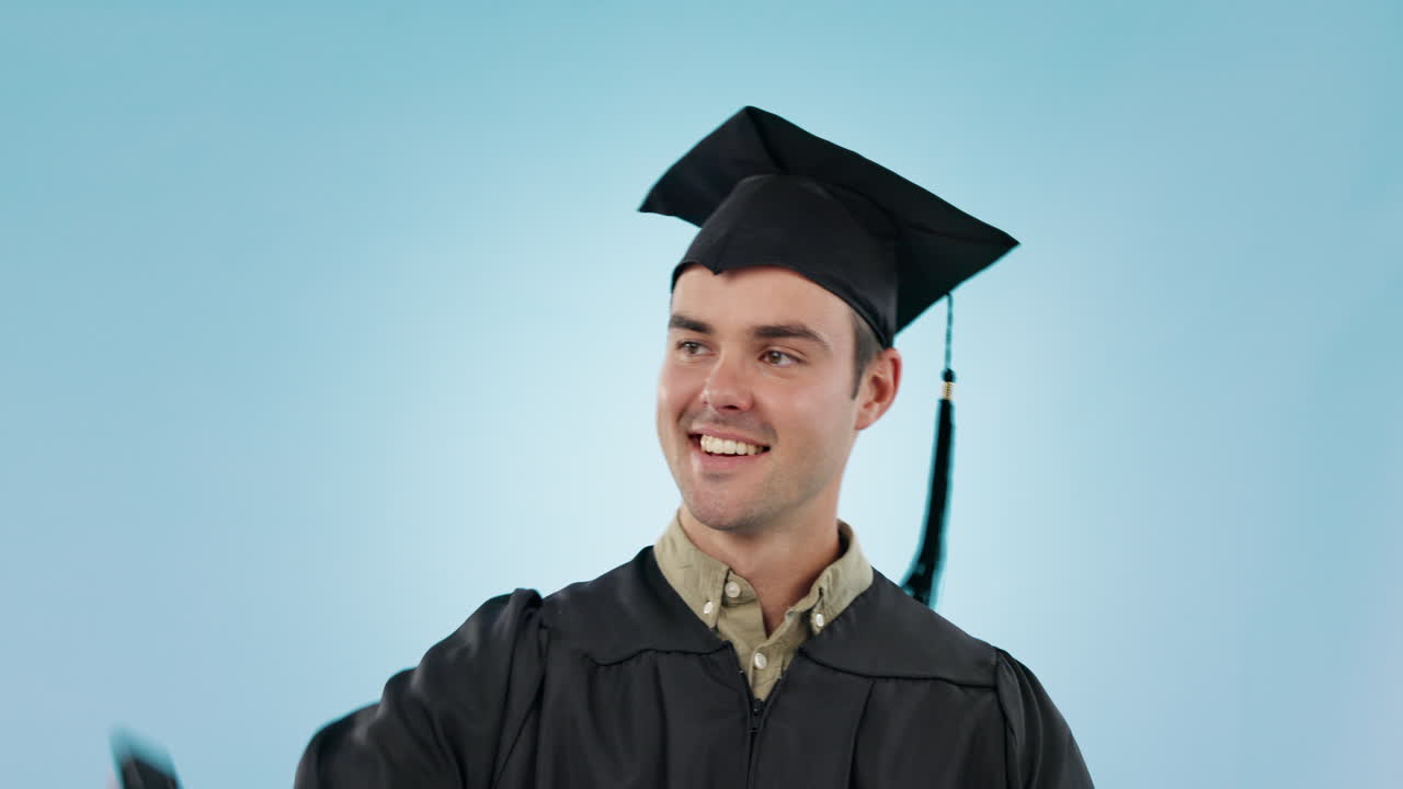 Laurea, uomo e selfie con sorriso