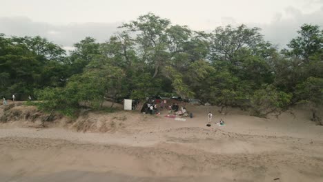 Family-and-friends-gather-on-the-weekend-for-a-coastal-picnic-in-Maul,-Hawaii