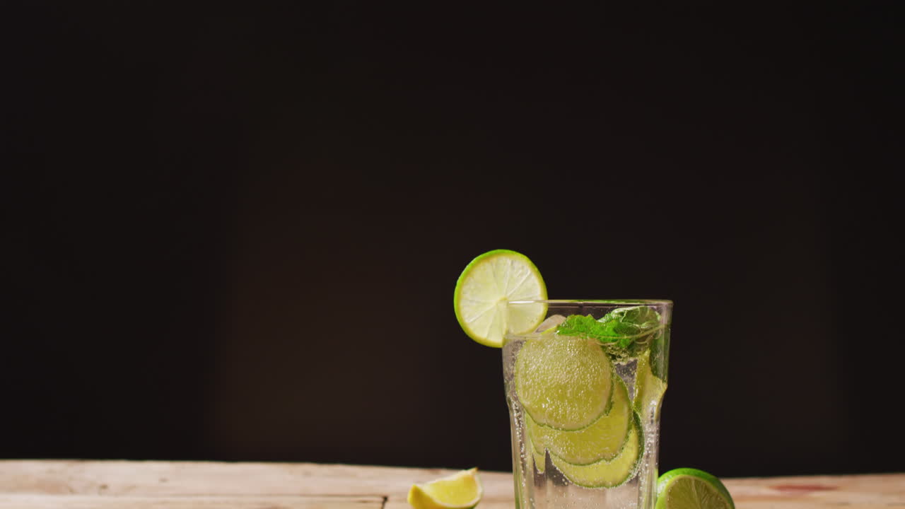 사본 공간과 함께 나무 테이블에 레몬과 함께 음료의 가까운