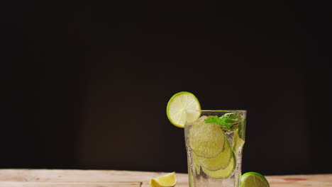 cerrar de bebidas con limones en la mesa de madera, con espacio de copia.