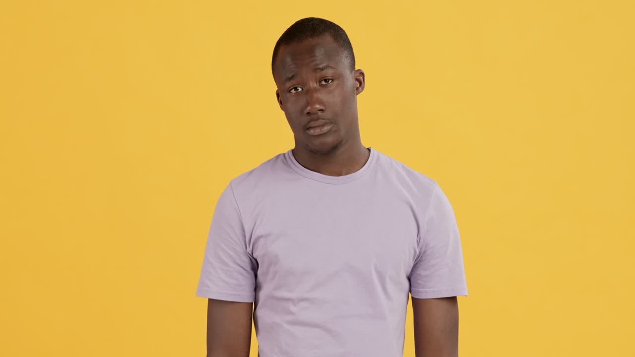 hombre con una expresión sombría