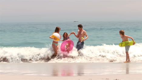 familia jugando en el agua