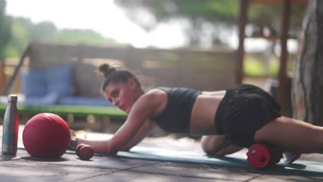 mujer estirándose al aire libre
