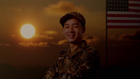 vista lateral de un soldado asiático sonriendo y cruzando los brazos mientras está de pie con la bandera de los estados unidos, hora del atardecer
