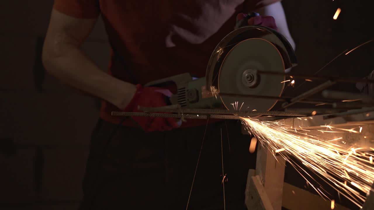 el maestro corta el refuerzo con una molienda angular