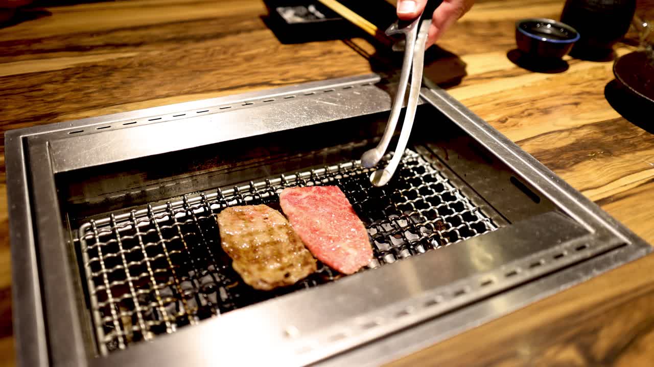 야키니쿠 바베큐 그릴에서 고기를 는 것