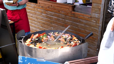 Primer-Plano-De-Marisco-Fresco-En-Una-Olla-En-El-Mercado-De-Honfleur,-Francia-Durante-El-Día-Soleado