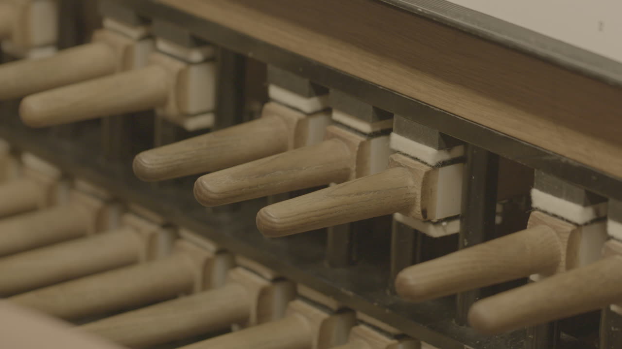 vicino alle mani di un suonatore di carillon che suona un carillon all'interno di un tronco di chiesa