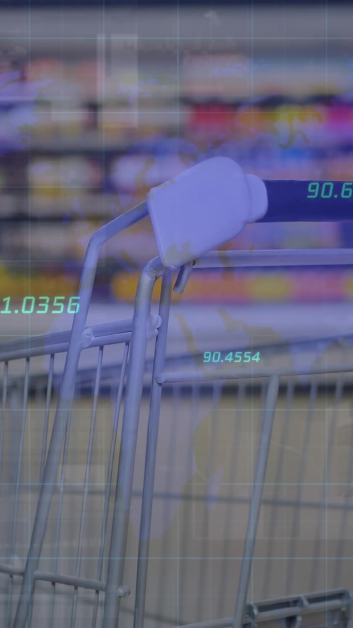 Animazione di numeri fluttuanti e di elaborazione di dati su un carrello della spesa vuoto in un supermercato