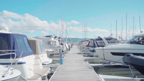 en los muelles, con barcos