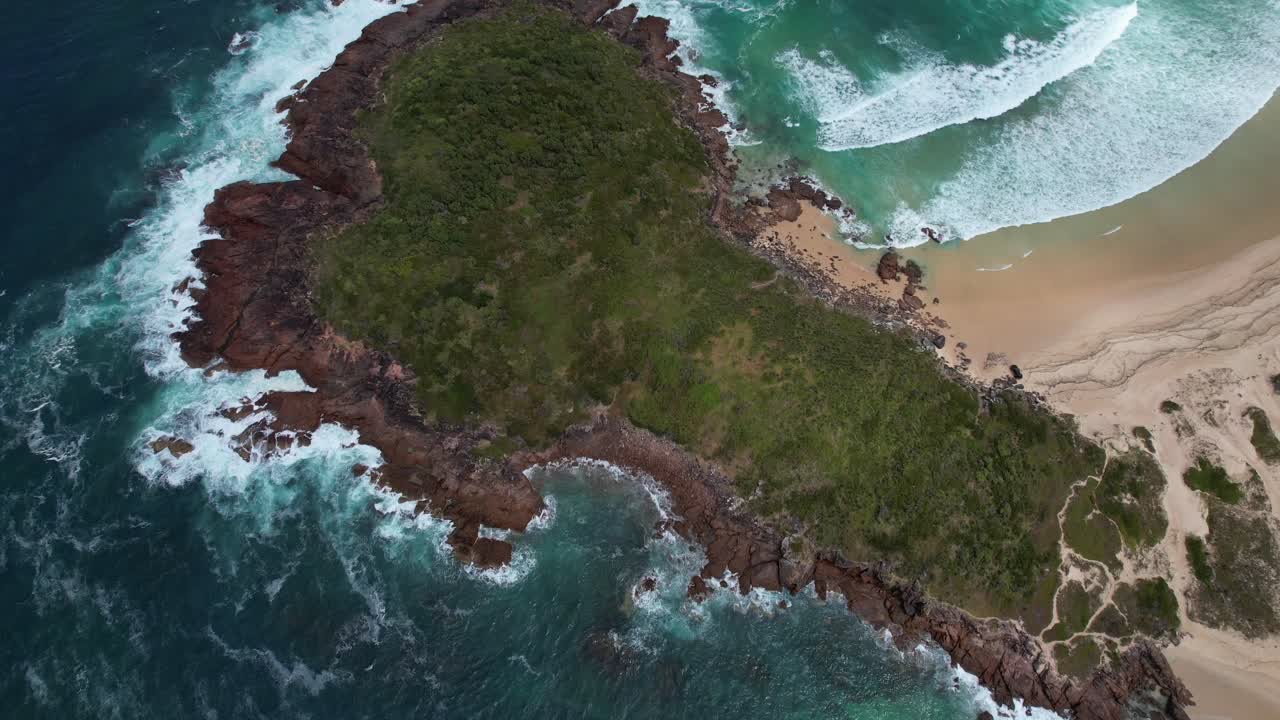 Vista dall'alto di promontorio e spiaggia nel sito aborigeno di Dark Point, Nuovo Galles del Sud, Australia - scatto con drone.