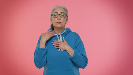 mujer mayor asustada cerrando la boca con la mano, gestos no, negándose a decir terrible secreto
