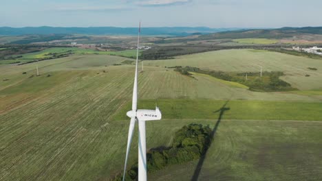 Disparo-De-Arco-Aéreo-Alrededor-De-Un-Solo-Generador-De-Turbina-Eólica-En-Campo-De-Hierba