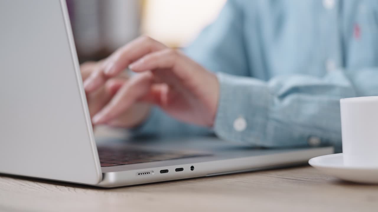 노트북 컴퓨터 키보드에서 정보를 검색하고, 온라인 커뮤니케이션 지원, 마케팅 연구, 밤에 사무실 책상에서 비즈니스 보고서를 입력하는 사업가의 손의 근접 촬영.