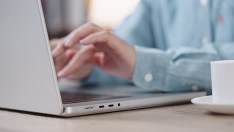 fotografía de cerca de las manos de una mujer de negocios escribiendo en el teclado de una computadora portátil para buscar información, soporte de comunicación en línea, investigación de mercadotecnia, informe de negocios en el escritorio de la oficina por la noche.