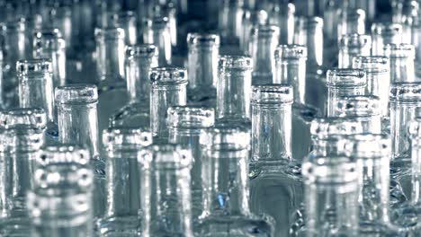 cuellos de botellas de vidrio que se mueven lentamente en un primer plano