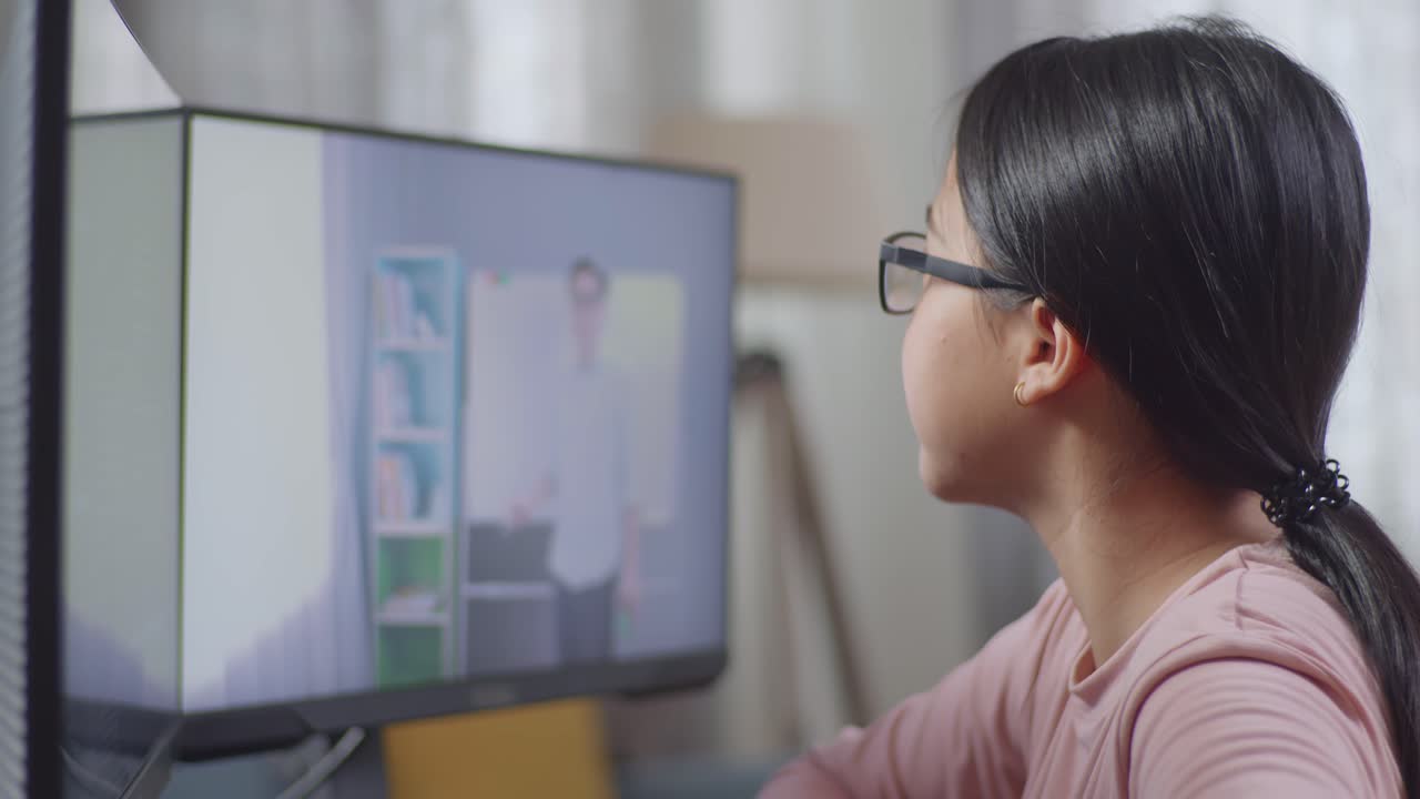 온라인 학습 세션에 참석하는 여성