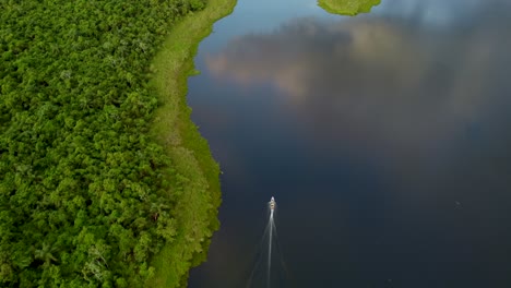 Vista-Aérea-De-Una-Lancha-Rápida-En-El-Río-Paraná---Brasil