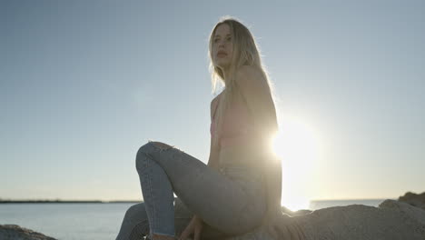 Frau-Bei-Sonnenaufgang-Am-Meer