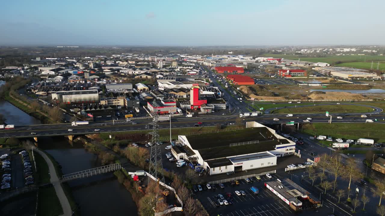 лететь над периферией ренна во франции с городским автомобильным движением