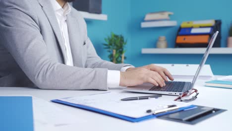 Thoughtful-businessman-working-on-laptop,-executing-strategy,-thinking-idea.