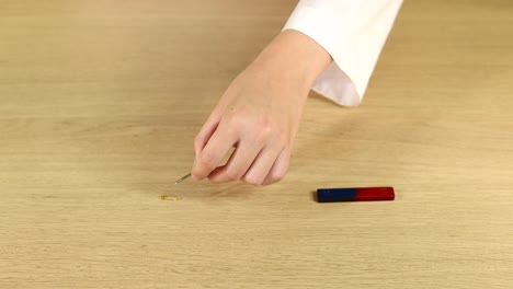persona que está montando un dispositivo magnético simple