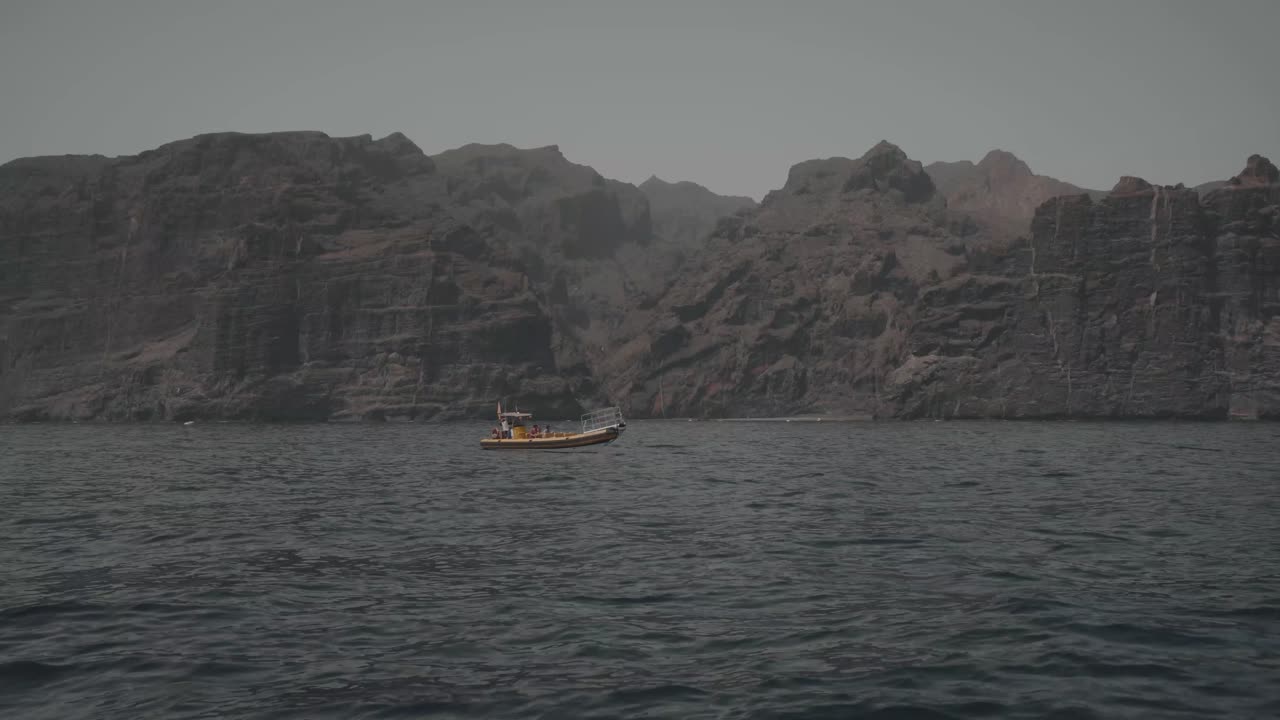 Berømt udsigt over Los Gigantes-klipperne på Tenerife, De Kanariske Øer, Spanien, set fra havet.