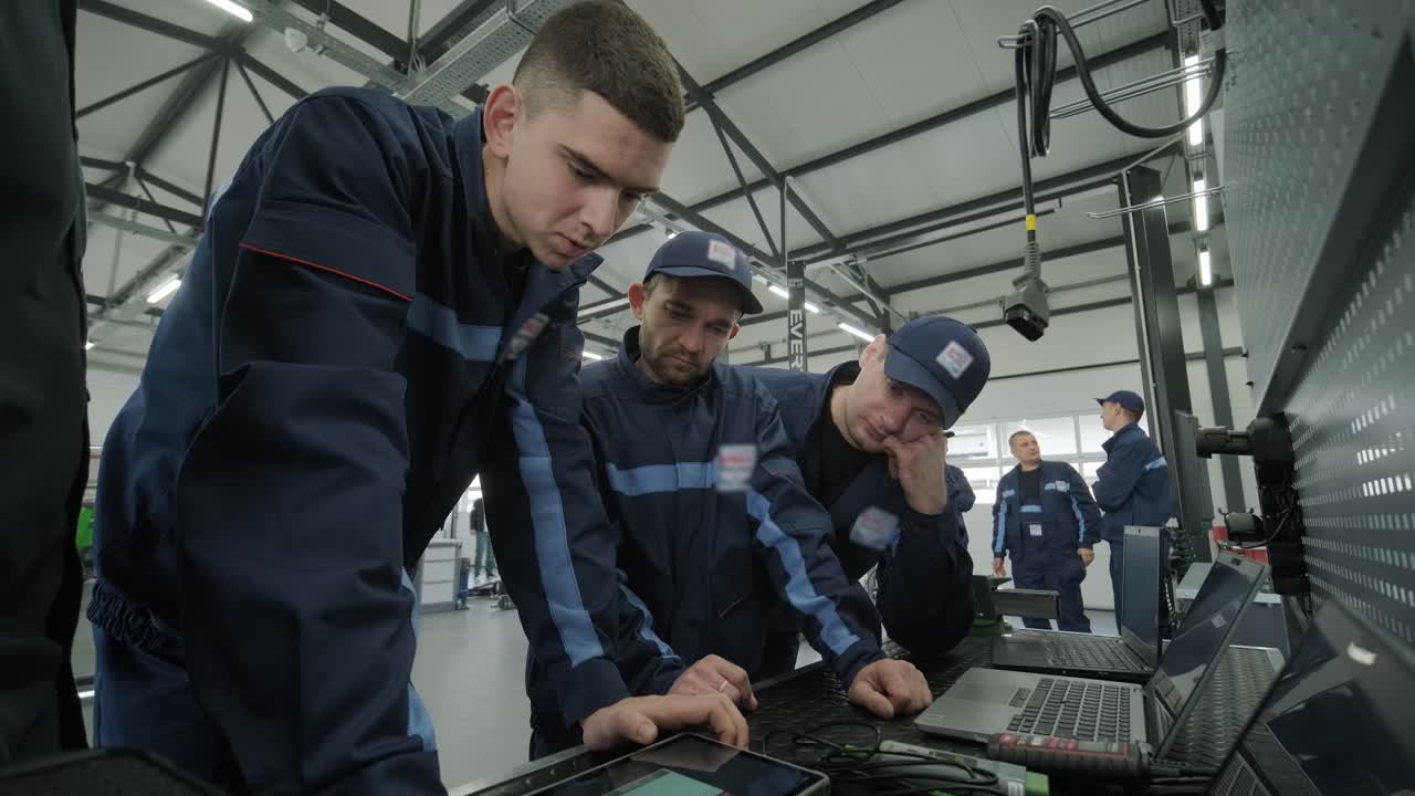 mecánico en uniforme realizando diagnósticos con una computadora portátil. entorno de taller automotriz moderno con un enfoque en tecnología y mantenimiento de vehículos