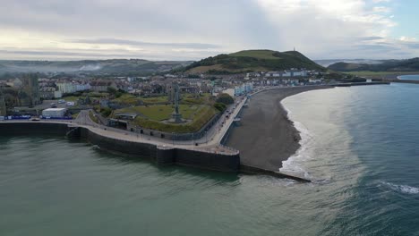 imágenes de drones en un día de verano en uk gales aberystwyth alrededor de la playa, el puerto, la costa, el acantilado y el frente de la ciudad-20