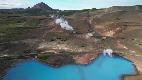 lago geotérmico azul utilizado como fuente de energía renovable en el noreste de islandia