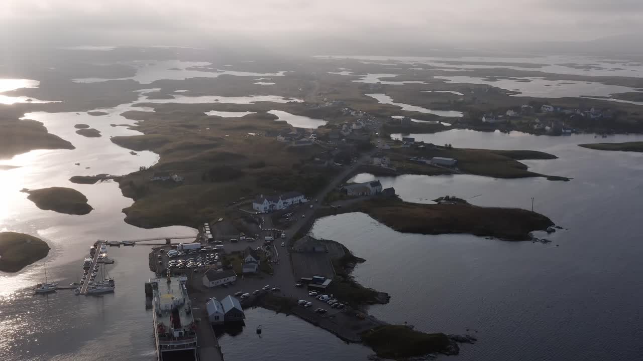 toma de lochmaddy en la hora dorada, que muestra el transbordador de lochmaddy a uig a cargo de caledonian macbrayne