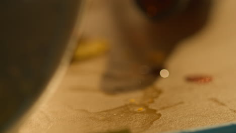 close-up einer leeren bierflasche auf dem tisch nach einer hausfeier