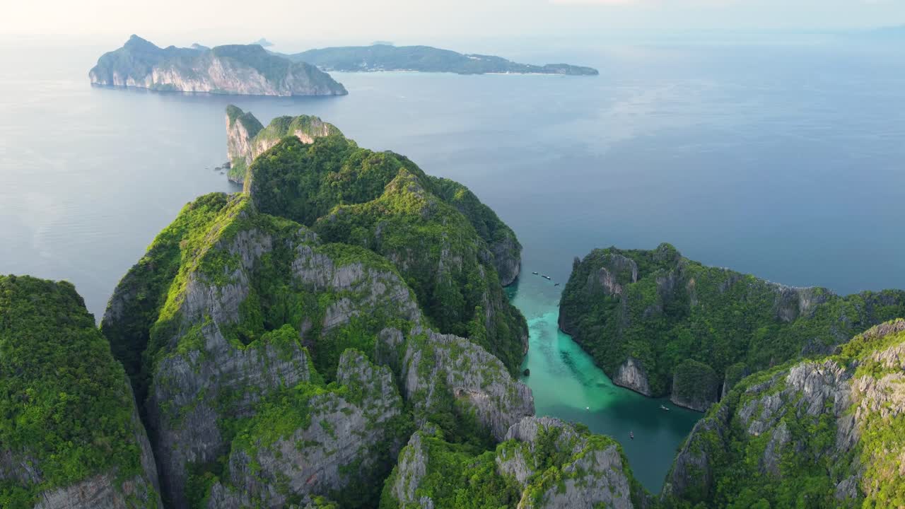 Khung cảnh đảo Phi Phi nhìn từ Đầm Pileh, Vịnh Maya.