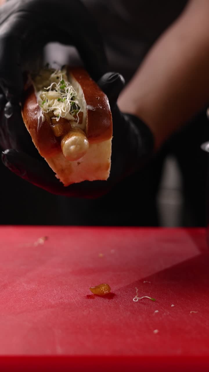 chef preparando un perrito caliente gourmet