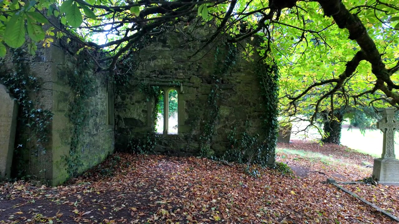 Luogo spettrale nelle rovine di una chiesa in Irlanda, atmosfera inquietante, casa dei fantasmi