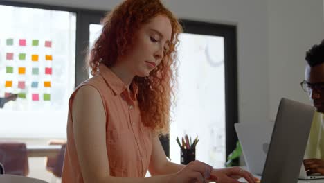 Seitenansicht-Einer-Jungen-Kaukasischen-Geschäftsfrau,-Die-In-Einem-Modernen-Büro-4k-Am-Laptop-Arbeitet