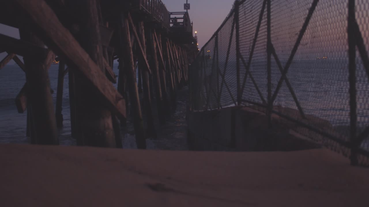 медленные волны на пирсе тюленьего пляжа