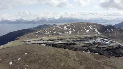la construcción de turbinas eólicas para la generación de energía en haramsfjellet, a las afueras de ålesund, en noruega